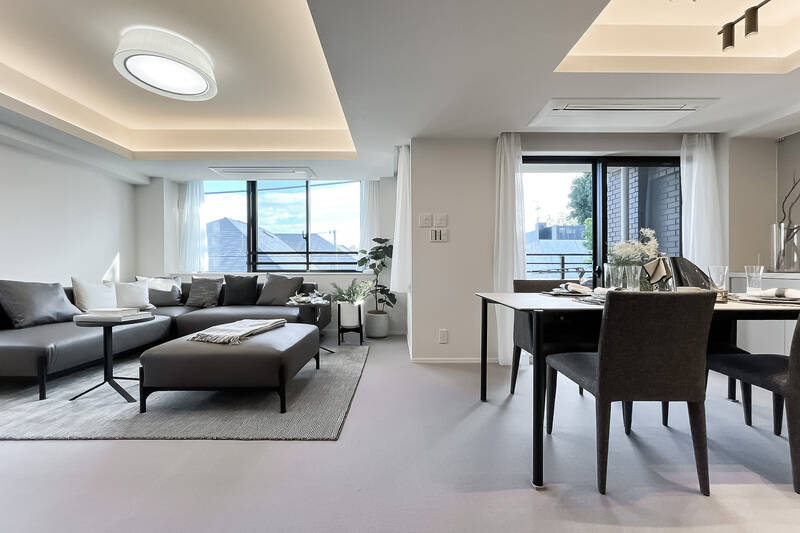 リビングダイニングは床暖房付きで、エアコンは天井埋め込み型が採用されています。