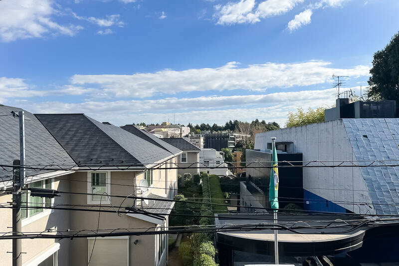 通りを挟んだ反対側には「ブラジル連邦共和国大使館」。視線の先に見えているのは「代々木公園」の豊かな緑です。