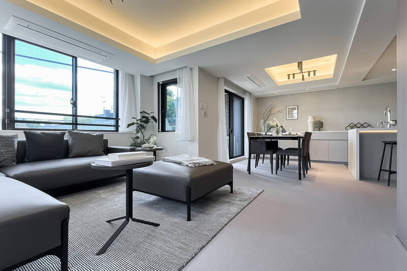 ソファに腰掛けると、視界に入るのは空と緑。ゆったりとお寛ぎいただけます。