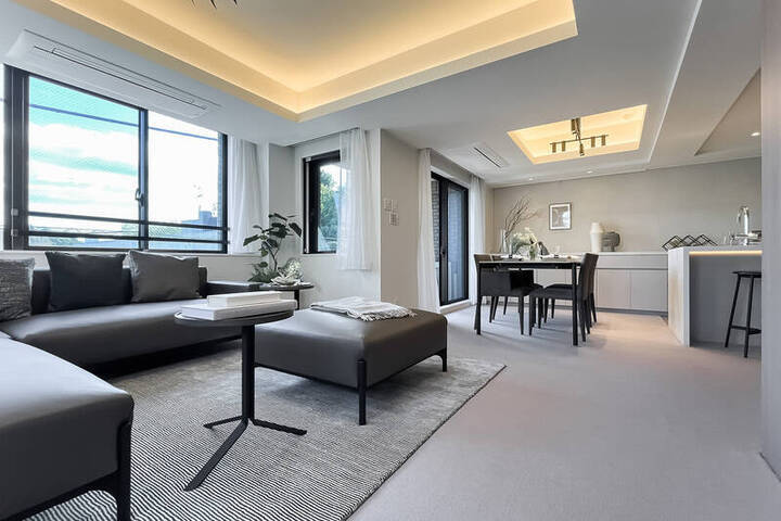 杜の傍で天を仰ぐ