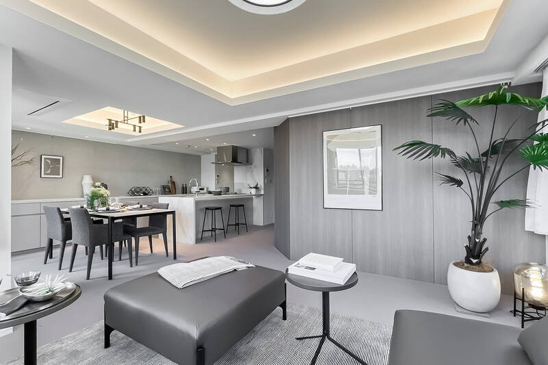 リビング側の壁面には木製パネルが貼られており、上部にピクチャーレールが取り付けられています。お好きなアートで室内を彩ってくださいね。