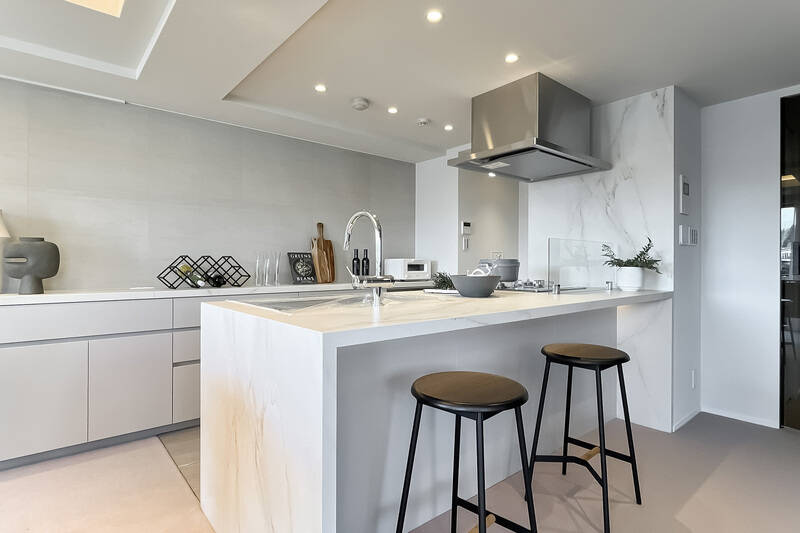 大理石調のカウンタートップで重厚ながら爽やかな印象。スツールを置けばバーのようにもお楽しみいただけます。