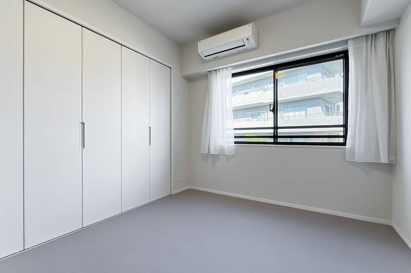 キッチンの前に位置し、大きなガラス引き戸から出入りします。寝室にする場合は引き戸の内側にカーテンを取り付けるなど工夫するといいですね。書斎やワークスペースに向いているかもしれません。