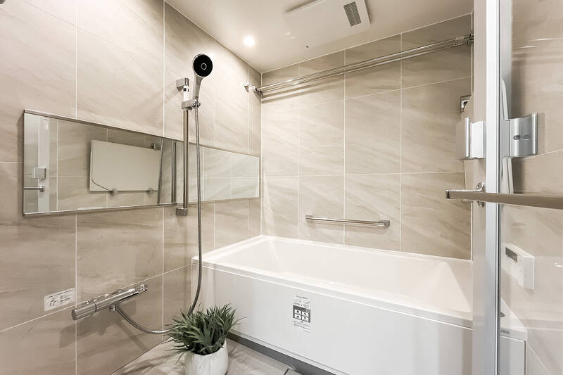 1618サイズのユニットバスは温かみのある色調。浴室乾燥機付きです。