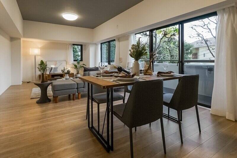 LDKは約24.7帖のゆとりのある広さ。南東と北東に窓があり、マンション敷地内のグリーンが見えますよ。