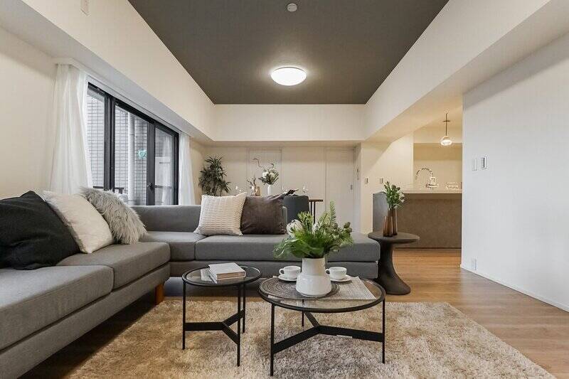 大きめのソファーを置いても圧迫感がないですね。