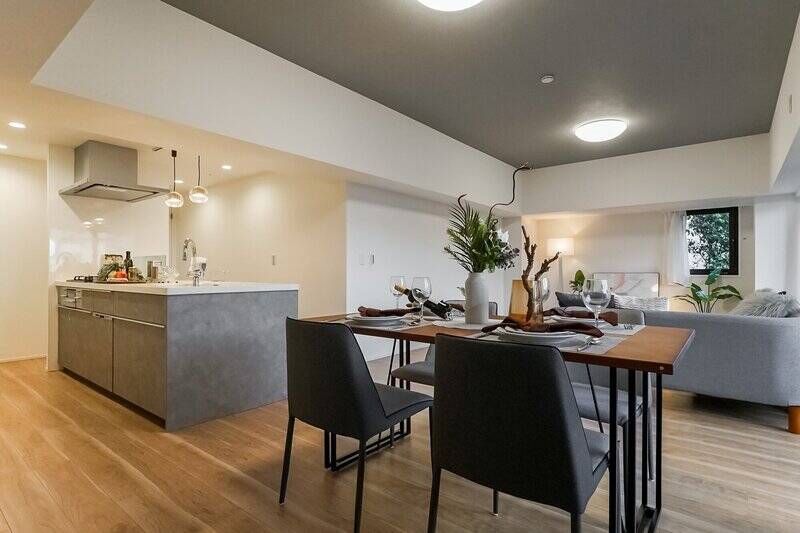 キッチンは対面式で奥行きもしっかりあるタイプ。コンロの左手には冷蔵庫を置くスペースがあります。生活感が出ないのがうれしいですね!