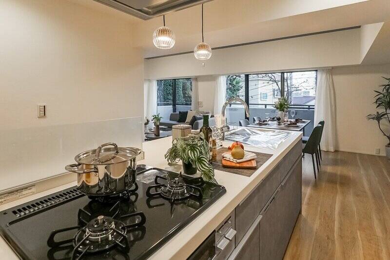 コンロの前からリビングを見た様子。家族団欒が目に浮かびます