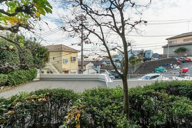 1階住戸ですが、道路からは一段高くなっています。視界に入るマンションの敷地は、住人の方の動線にはならない場所なので、日常的に人が通ることはほとんどなさそうでしたよ。