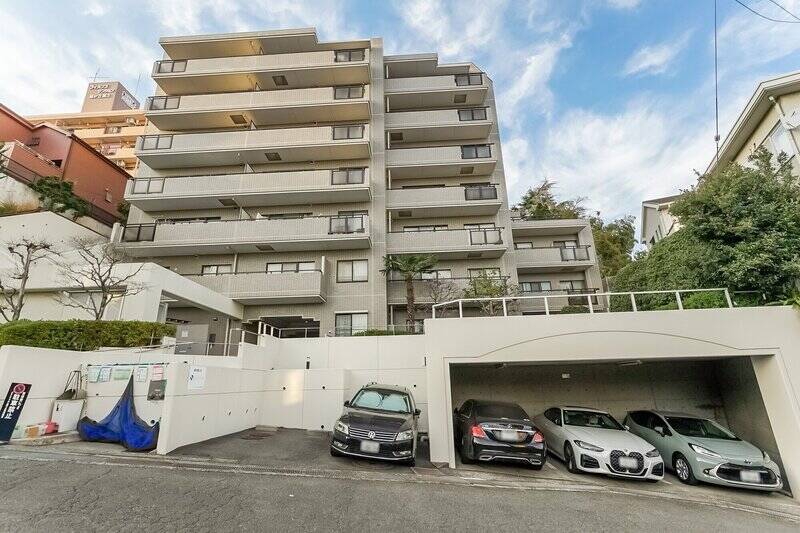 1988年竣工、総戸数28戸のマンションです。1階住戸ですが、傾斜地に建っているため、道路から室内への視線は届きづらそうです。