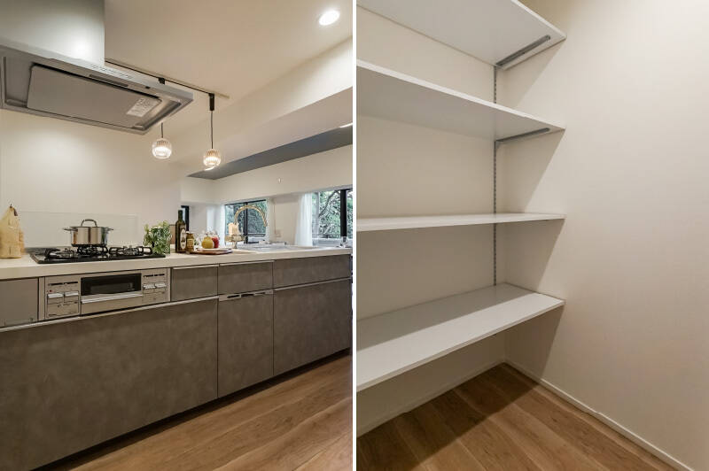 <b>左・</b>キッチン本体は、3口コンロと食洗機付き。/<b>右・</b>両サイドに可動式の棚が備わったパントリー。食材の買い置きもしっかりと収納できます!