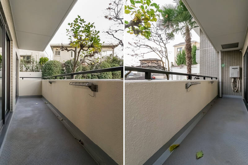 バルコニーは横に長いワイドサイズ。手すりの下に物干し金具がありますよ。