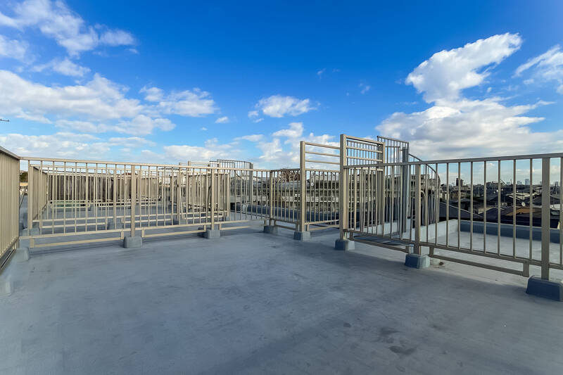 螺旋階段の上ると、開放感たっぷりのルーフテラスが広がります。
