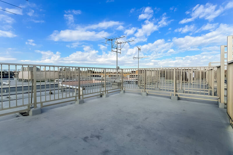 周囲に背の高い建物はなく、ぐるりと360°抜けのある景色を楽しめますよ。