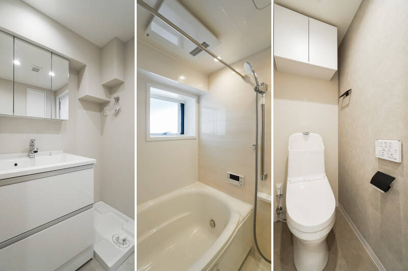 <b>左・</b>洗面化粧台はファミリーで使うにはややコンパクトに感じるカモ? スペースには余裕があるので、必要に応じてワゴンなどを追加するのもありですね。/<b>中央・</b>1216サイズのバスルームは、浴室乾燥機・追焚き機能を完備。窓があって空気さわやか!/<b>右・</b>トイレはベージュで統一されたシンプルな設えです。