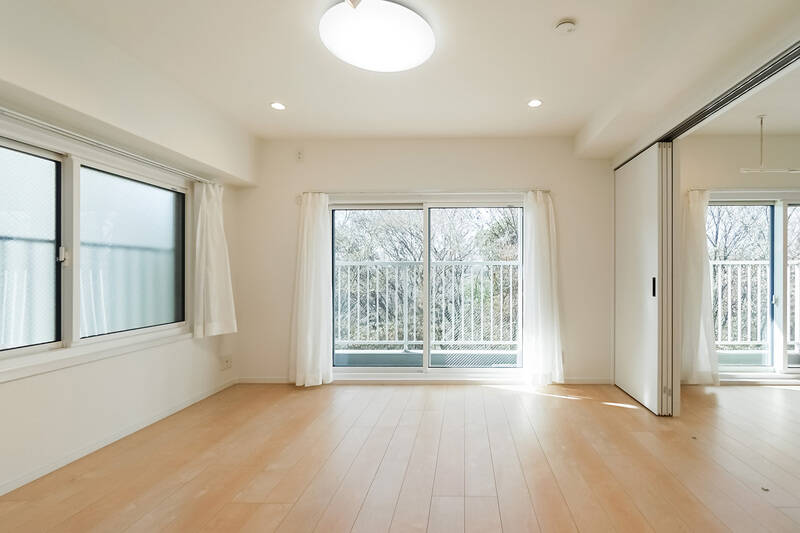 こちらは、約13.2帖のLDKとお隣の洋室Aをつなげた状態で撮影したもの。南西・南東の二面採光で、開放感たっぷりの空間です。南東側(左)は隣の建物が迫っているものの、南西側(正面)の眺めがいいのがこの位置からでも分かりますね!