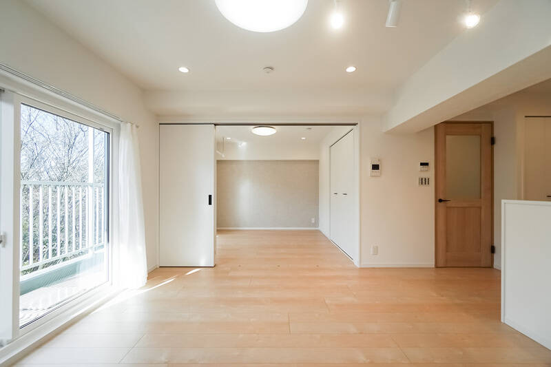 白を基調とした内装なので、空間の隅々まで自然光が行き渡って気分まで明るくなりそう。続いて、隣の洋室Aへ進みましょう。