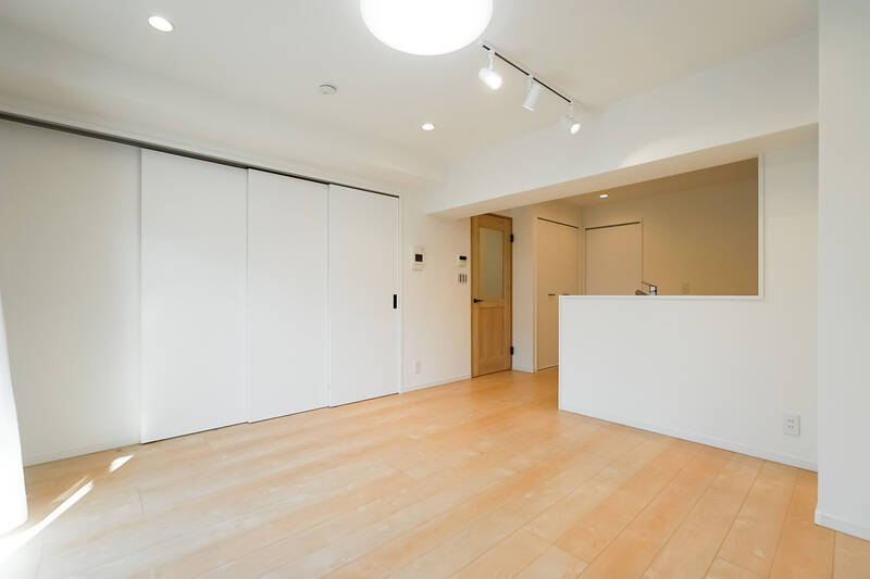 洋室Aの引き戸を閉めるとこんな感じ。壁と同じホワイトの建具なので、閉めていても圧迫感が少なく自然な印象なのがGOODですね。