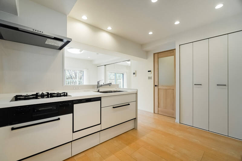 「六義園」ビューを堪能しながら手を動かせる、贅沢なセミオープンキッチン。キッチン全体にゆとりある広さが割り当てられていて、ちょっとテンションが上がります。右手の収納棚はパントリーとして活躍してくれそう!