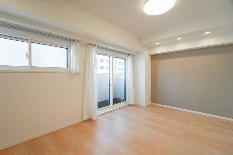 キッチンの奥にある洋室Bは、約8.1帖のゆとりある空間です。北東向きの窓の向こうには専用のサブバルコニーが備わっています。