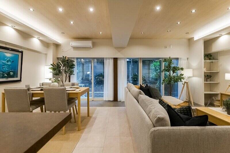 約24.6帖のLDKにやってきました。ひ、広い……！ 南東の窓の先には専用庭が広がっています。