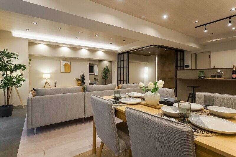 流石の広さ。リビングとダイニングのスペースをそれぞれゆったりと確保できます。ちなみにこちらの物件は家具付き販売なので、ご覧のイメージのまま生活を始められますよ。