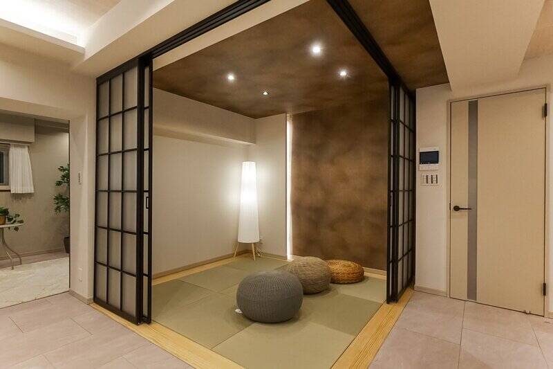 畳の香りがするだけで、和みますね〜。畳縁が無かったり、障子風のすりガラス引き戸が使われていたり、住戸の雰囲気とうまく馴染むようにデザインがモダンになっています。