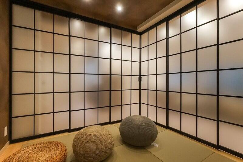 中に入って、引き戸を閉じてみるとこんな感じ。うっすらとリビングダイニングの様子が伺えます。広さは、約4.5帖です。