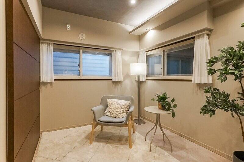 二面に窓が配置された約6帖の洋室A。すぐお隣にマンションが建っているため採光は期待できませんが、内装の明るさのおかげか、暗い印象はありません。