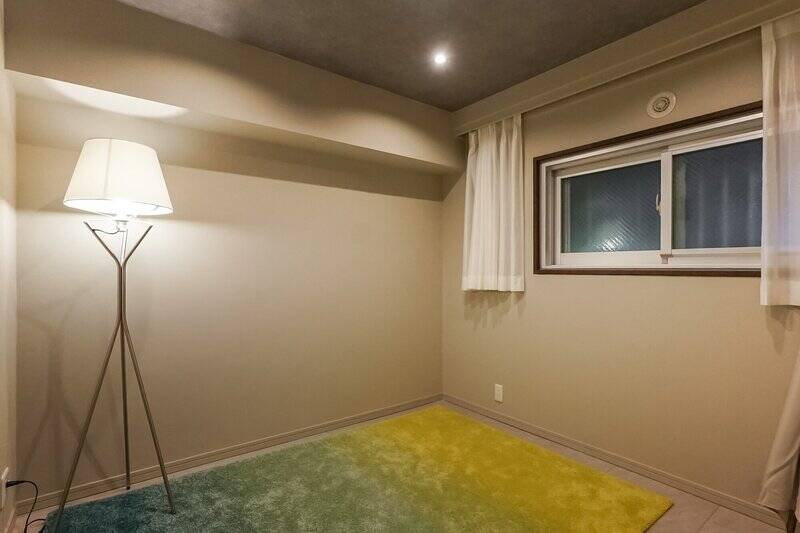 こちらの居室は、共用廊下に面しています。