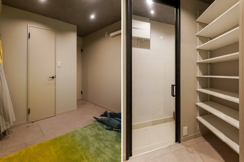 スリムな開き戸を開けた先が、冒頭に紹介した玄関横の収納スペース。可動棚の対面に枕棚とハンガーパイプが用意されています。