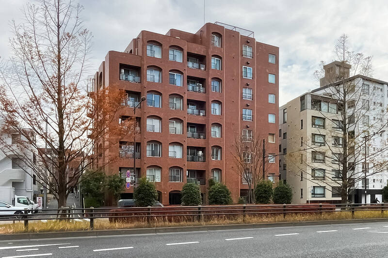 山手通りの並木道沿いでひと際目を惹く、重厚感ある赤レンガ調のマンション。アーチを描く窓がクラシカルな印象です。