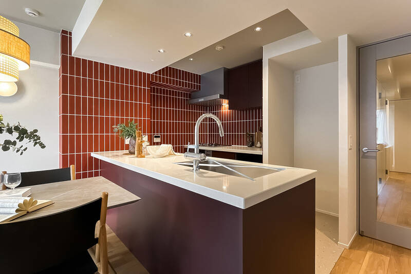 キッチンはLD側にシンクと食洗機を、壁側に3口コンロを配置した、調理中の動線がスムーズなⅡ型タイプ。