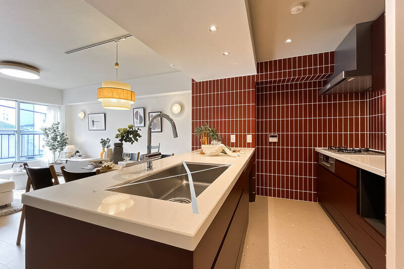 キッチンの下にゴミ箱や調理家電のためのスペースを確保しており、気の利いた造りになっています。