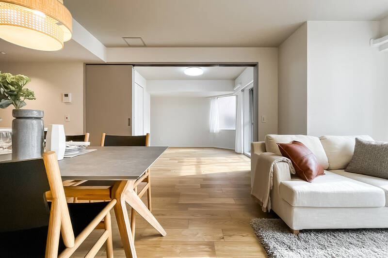 引き戸を開けると、さらに広く明るい印象に。<b>洋室Aの広さは約7.1帖で、LDKとひとつなぎにした場合は約22.6帖</b>もの広さになります。