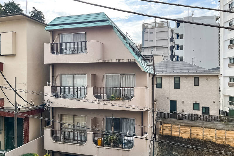 洋室Aからアクセスする南西向きのバルコニーからの眺望。まわりには住宅が並びます。