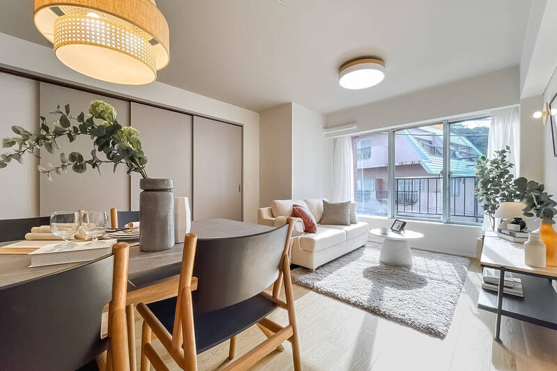 窓から差し込む光がLDKにふわっと広がって、心地よい空間に。窓の先は室外機置き場です。