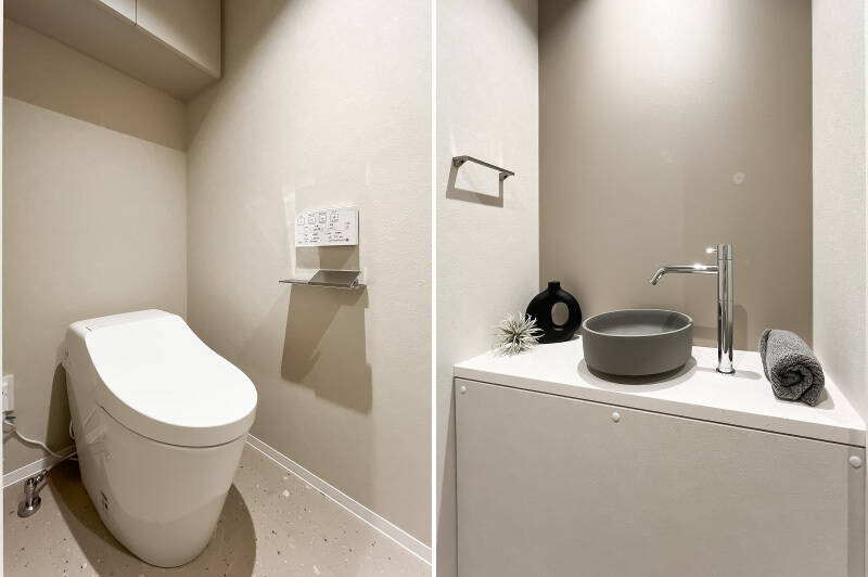 トイレは手入れがしやすいタンクレス。対面に独立手洗い器を設けたデザインです。
