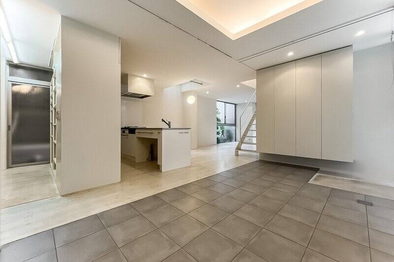 1階部分は、玄関まわり〜LDK〜タイル敷きのスペースがシームレスに広がる空間。天井にはカーテンレールが取り付けられており、お好みのリネンで緩やかに間仕切りを設けることもできます。