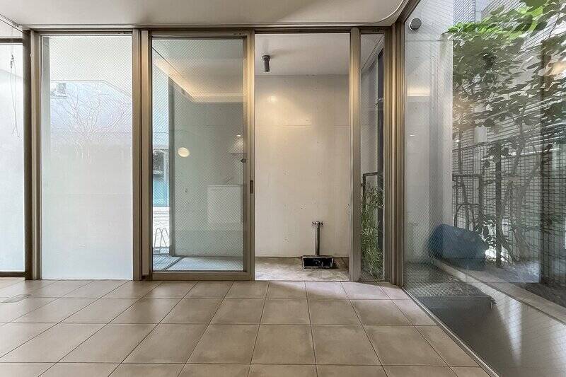 窓の外には、水栓付きのバルコニーがあります。