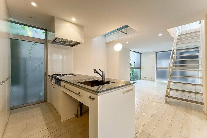 キッチンは3口コンロタイプ。背面には冷蔵庫置き場に並んで、大型収納を設置済みです。