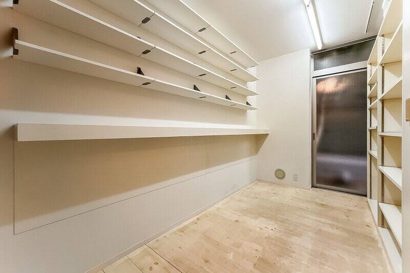 さらに、キッチン裏手には左右両側に棚が備わったスペースが。こちらも床暖房付きです。