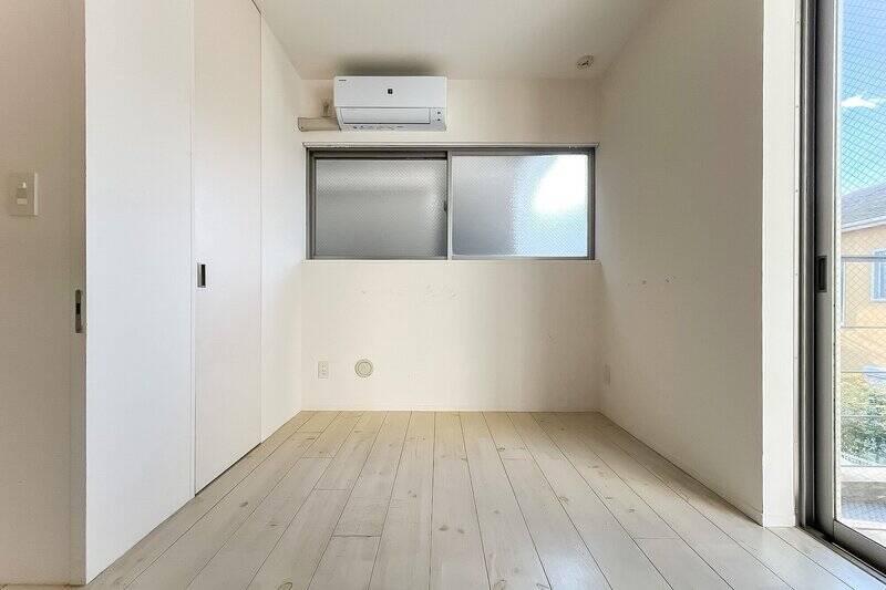 洋室は南西と北西の二面採光。エアコンを設置済みです。