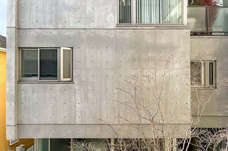 建物の構造上、正面には別の住戸の窓が見えます。視線が気になるタイミングは少なそうですが、念のため現地でもご確認くださいね。