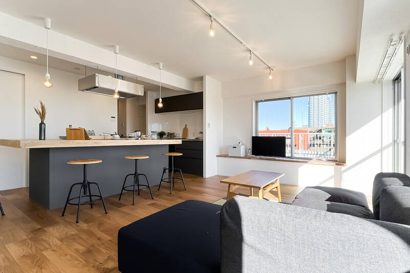 腰高窓の前はベンチのようになっていて、ご家族やご友人との会話が弾みそう。