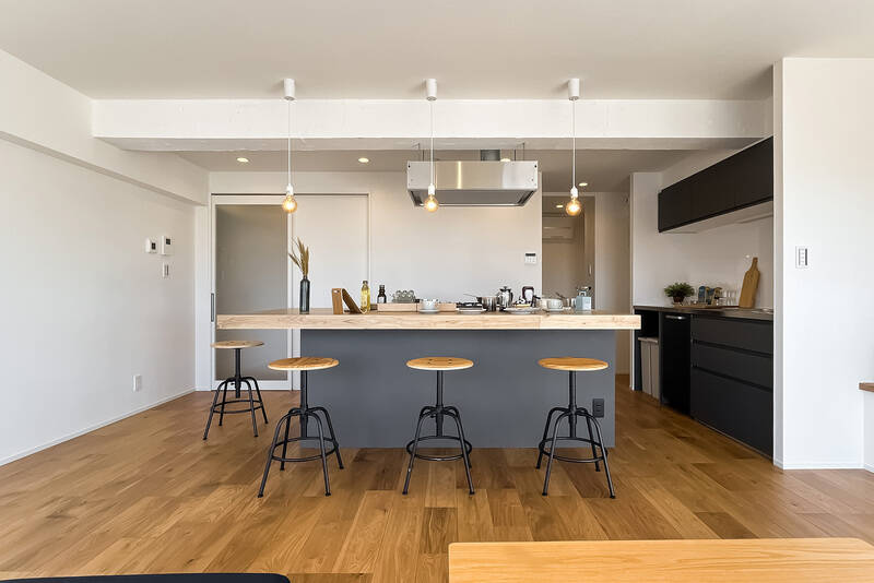 シンクとコンロがセパレートされたビッグサイズで、コンロ側には木製のカウンターが付いています。