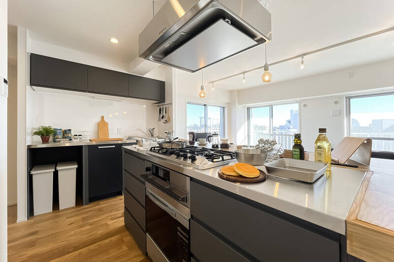 コンロの下にグリル、さらにオーブンレンジまで！ 何よりこの眺めの気持ちいいことよ……♡