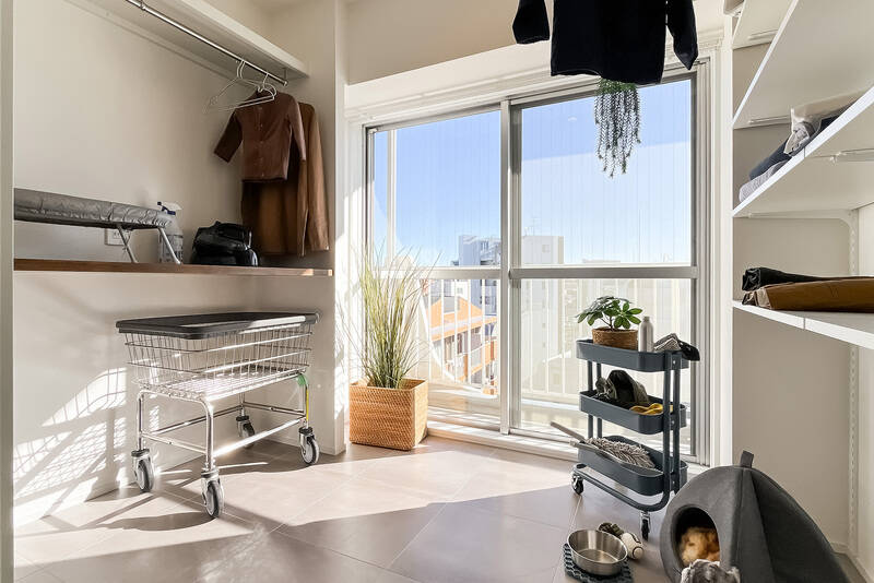 約3.1帖の家事室。花粉症の方はここで室内干しすればOK！ 日当たりがいいのでしっかり乾きそうですよ。