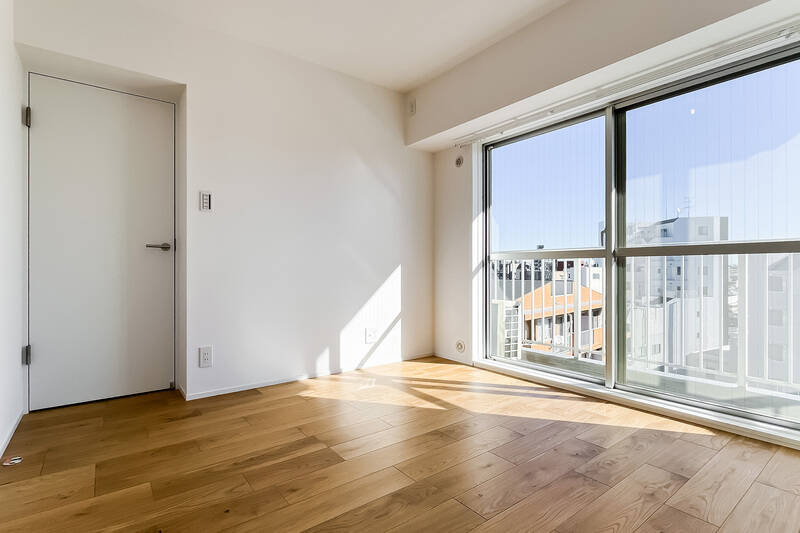 3つある居室の中でもっとも広く、大きなサッシでこちらも日当たり良好。