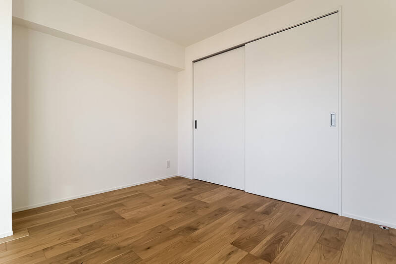 壁一面のワイドなクローゼット付きです。